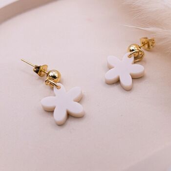 Boucles d'oreilles fleur acrylique beige - boucles d'oreilles clous fleur claire 1