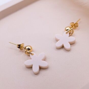 Boucles d'oreilles fleur acrylique beige - boucles d'oreilles clous fleur claire 2