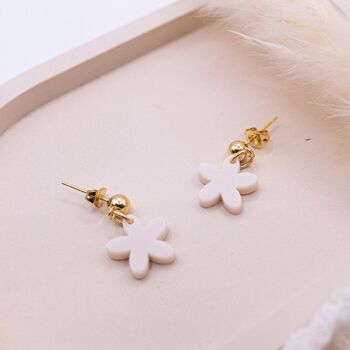 Boucles d'oreilles fleur acrylique beige - boucles d'oreilles clous fleur claire 3