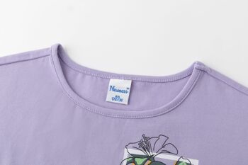T-shirt fille lilas avec motif sur le côté 3