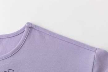 T-shirt fille lilas avec motif sur le côté 4