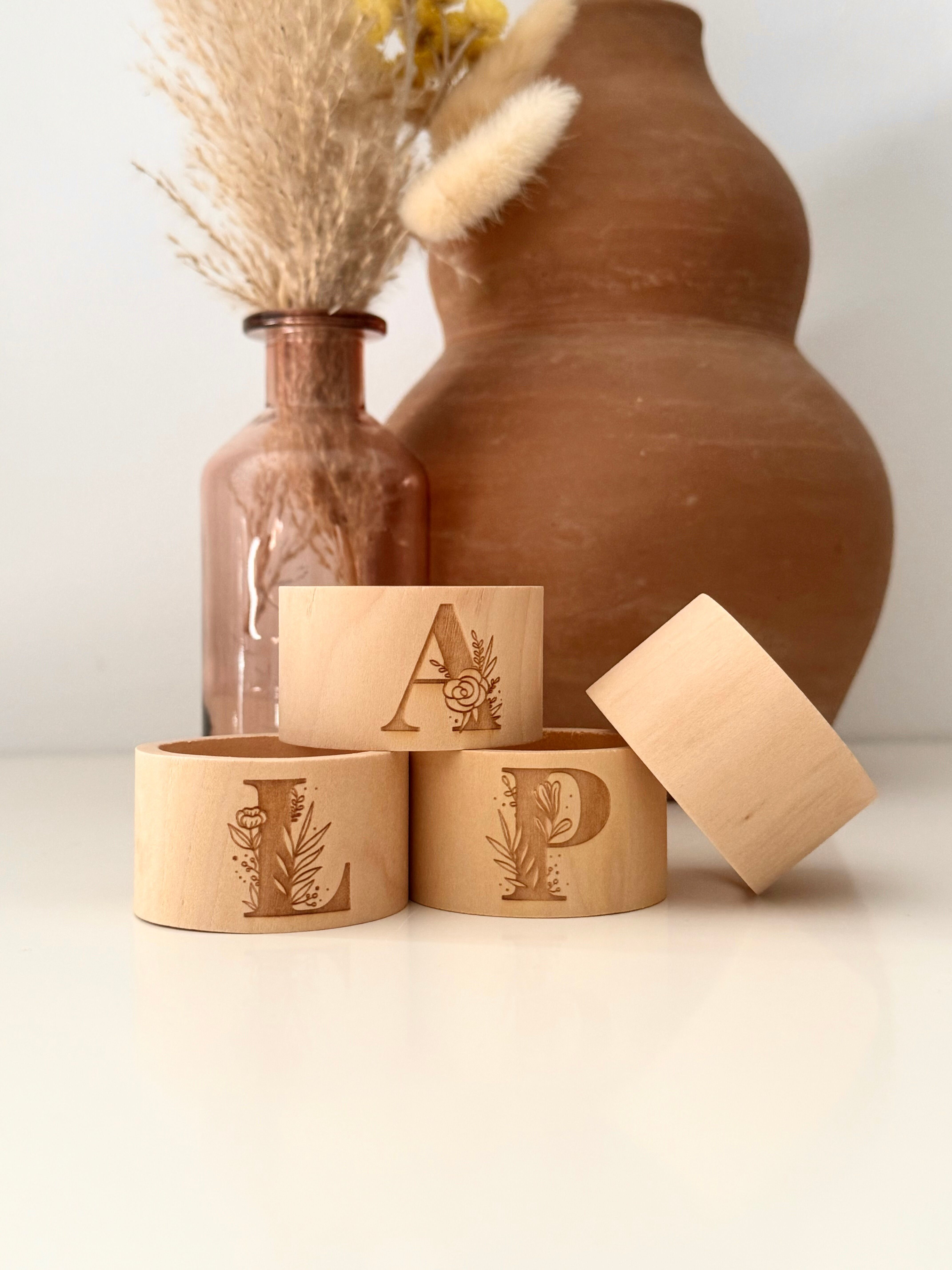 Portatovagliolo in legno - inciso con una lettera floreale