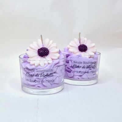 Gourmet-Kerze mit violetten Blumen