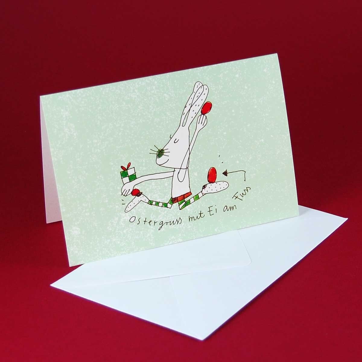 Auguri di Pasqua con un uovo sul piede - divertente biglietto di Pasqua con una busta bianca