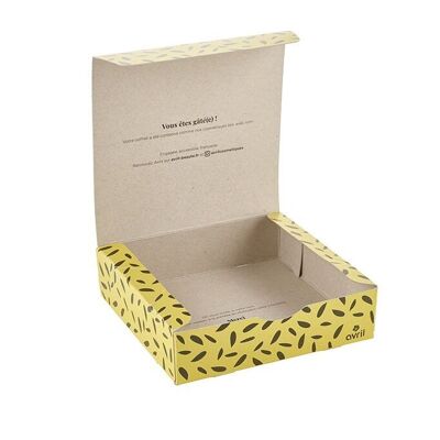 Piccole scatole vuote di petali gialli