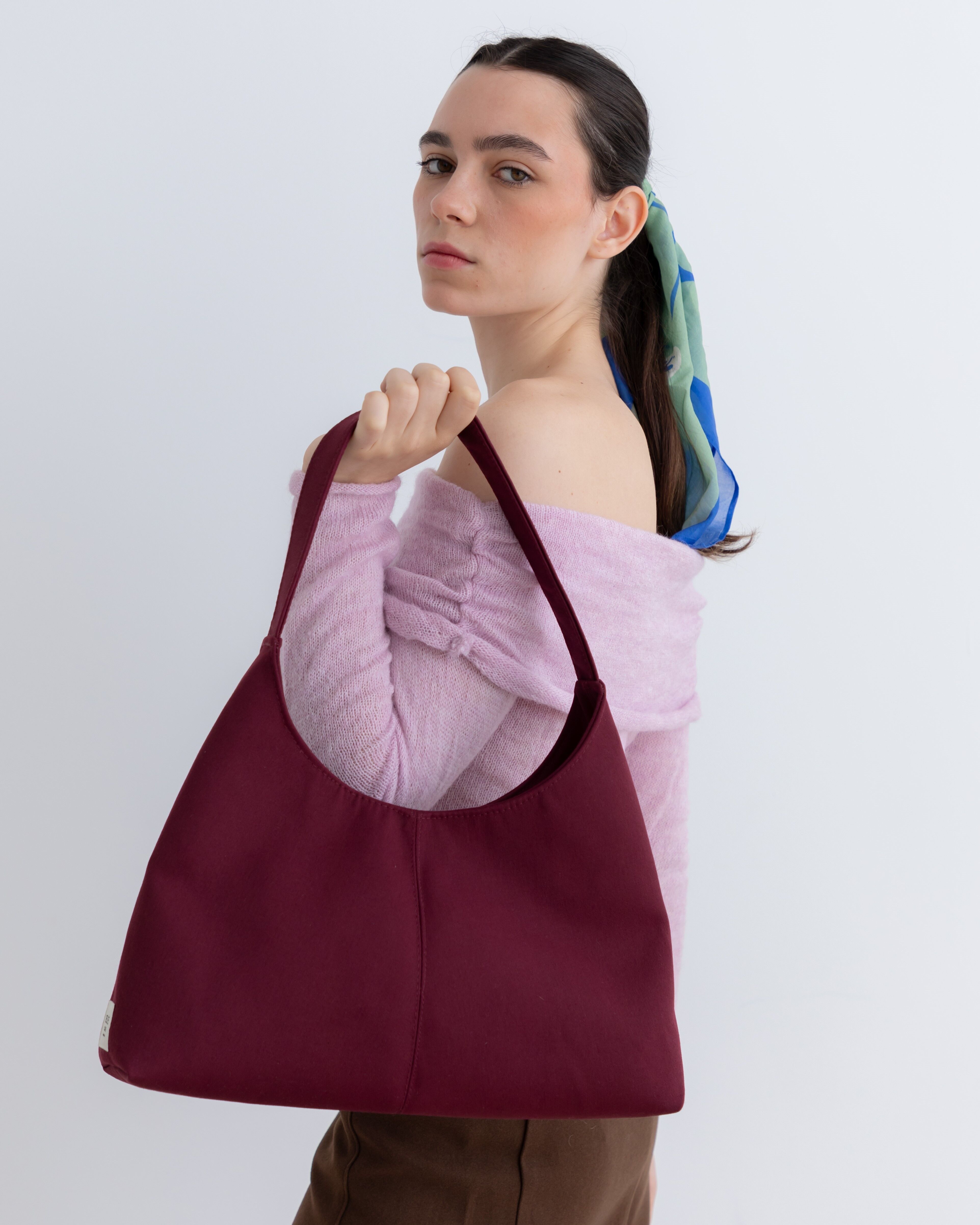 Bolso luna monocromático en burdeos, gris topo, azul marino o negro - Maxi Bea