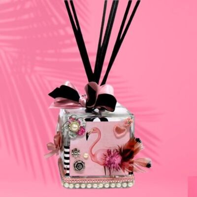 DEODORANTE PER AMBIENTI MIKADO FLAMINGO unico nel suo genere.
Bellissimo e allegro mikado fatto a mano.
Decora e profuma con classe ed eleganza.