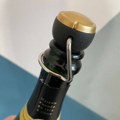 the Champagne stopper in the shape of a Champagne cork! Black and Gold - gift - aperitif