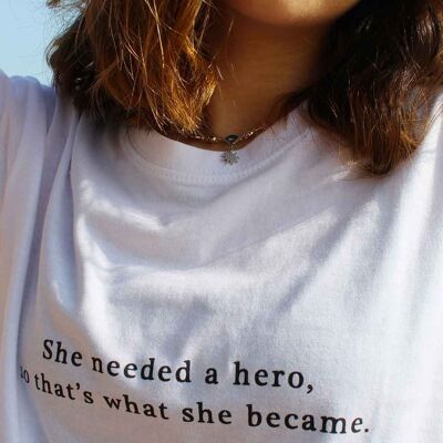 T-Shirt "She Needed a Hero"__XS / Bianco