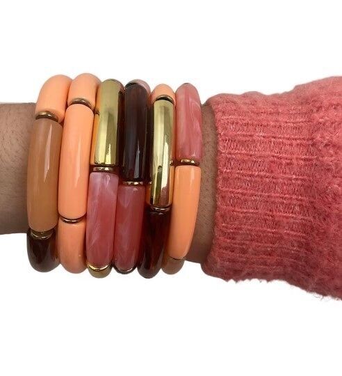 Bracciale elastico con perle tubolari in resina acetata, mix salmone, spessore 0,6 cm
