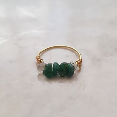 Anello da dito avvolto in filo metallico con pietre preziose verdi