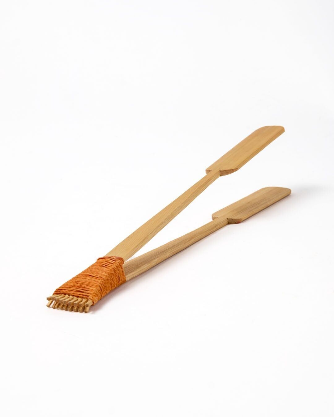 Pinze in bambù Sanggau, realizzate a mano in Indonesia da artigiani locali, Lunghezza 22 cm Larghezza 3 cm Profondità 2 cm.