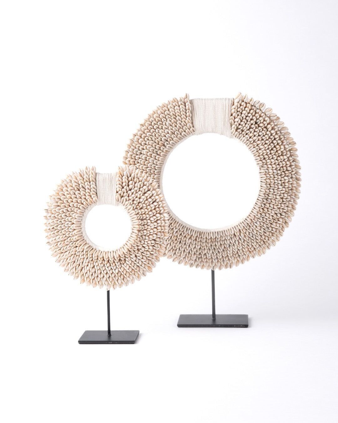 Ornamento decorativo di conchiglie naturali Saleh Isola di Papua con piedistallo, fatto a mano in forma circolare, 2 diverse dimensioni, prodotto in Indonesia