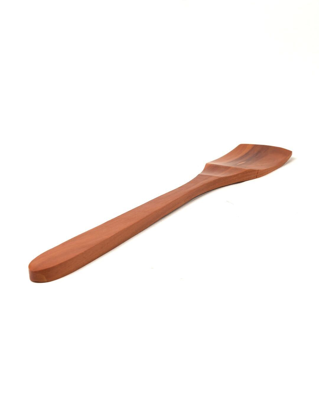 Spatola da cucina Sawo in legno naturale realizzata a mano da artigiani con finitura naturale, lunghezza 36 cm larghezza 5,5 cm, prodotta in Indonesia