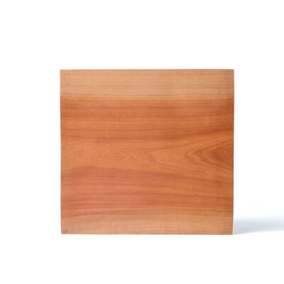Plato cuadrado de madera natural de Sawo Bacan, fabricado en Indonesia a mano por artesanos, altura 2 cm largo 20 cm profundidad 20 cm.