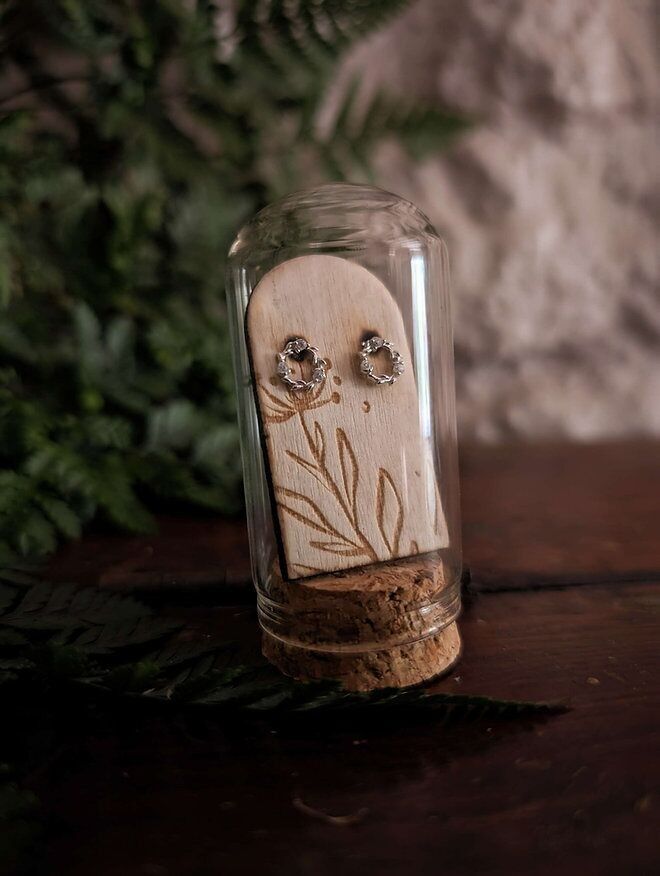 Corona in argento sterling e borchie con zirconi cubici in tubo di terrario di vetro