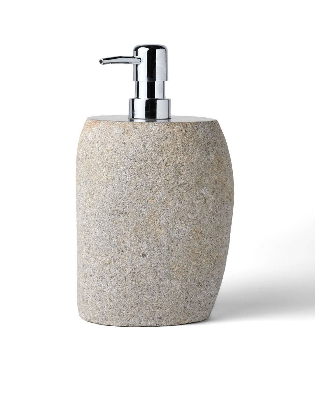 Dispenser decorativo in pietra naturale di fiume Lovina con dosatore cromato, realizzato a mano da artigiani, 2 tipi di misure diverse, origine indonesiana