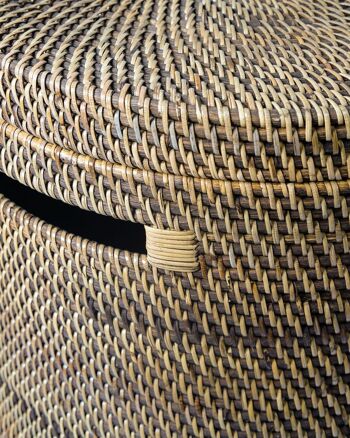 Grand panier décoratif en rotin de Komodo 100 % naturel avec couvercle et poignées, fait à la main avec finition naturelle, forme cylindrique, 58 cm de diamètre x 40 cm de hauteur, fabriqué en Indonésie 2
