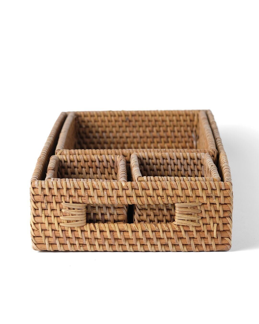 Set di 4 vassoi decorativi Siberut in rattan naturale, realizzati a mano in Indonesia, lunghezza 40 cm, profondità 19 cm, altezza 7 cm.