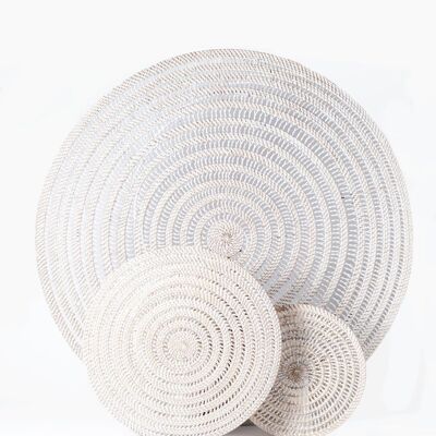 Dekorativer Teller aus weißem Rattan von Prigi, handgefertigt von indonesischen Kunsthandwerkern, Höhe 1 cm und drei Größen erhältlich: 60/70/100 cm