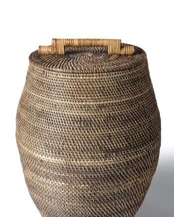 Grand panier décoratif Sawahlunto en rotin 100 % naturel avec couvercle et poignée, fait à la main avec finition naturelle et forme cylindrique, 47 cm de diamètre et 66 cm de hauteur, fabriqué en Indonésie 3