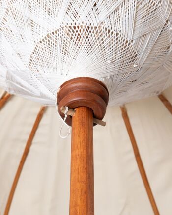 Parasol de l'île Lembeh, fabriqué en tissu et bois de teck. 4