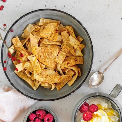 Piadina-Snack mit Chia- und Leinsamen. Frittierte Stangen knuspriger Piadina