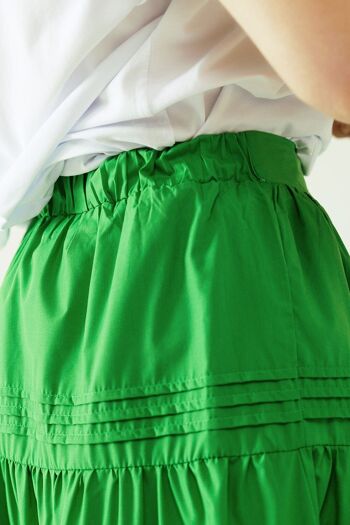 Falda midi de papelina escalonada avec détails de costumes en vert 6