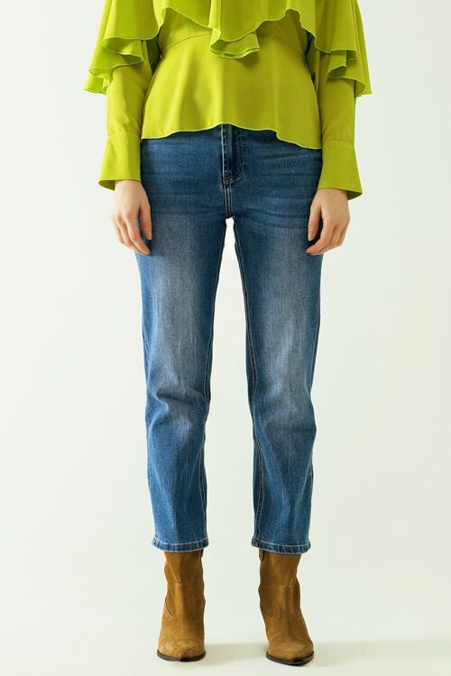 Jeans recto básico con cinco bolsillos y cierre frontal con botones metálicos