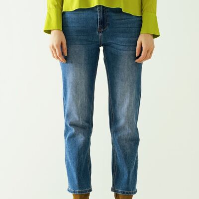 Jeans recto básico con cinco bolsillos y cierre frontal con botones metálicos