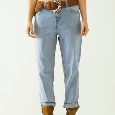 Jeans boyfriend azul claro con detalles de costuras en los bordes.