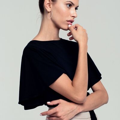 Top corto negro con mangas con volantes, espalda abierta y detalle de lazo.