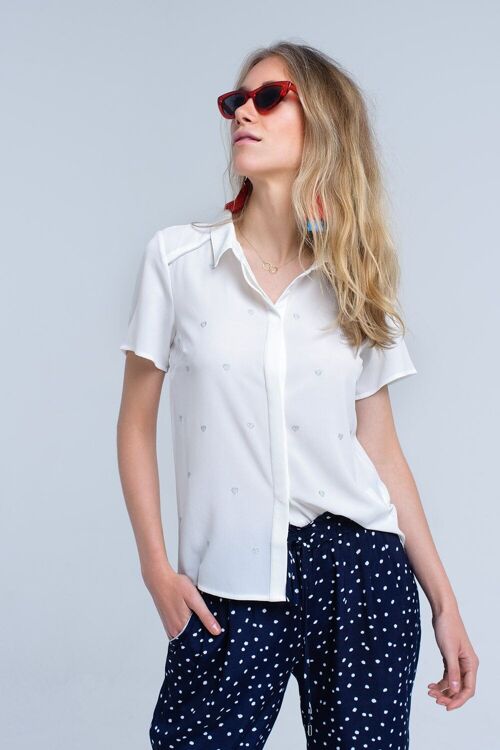 Camisa crema con bordado de corazones