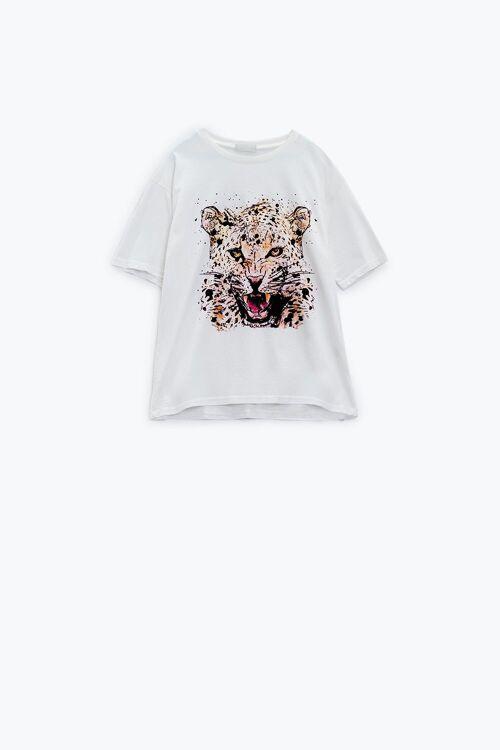 White oversized t-shirt with tiger design on the front