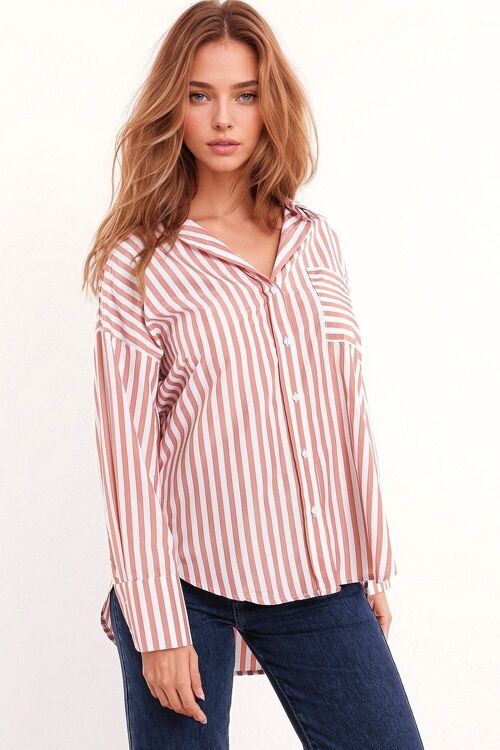 Blusa blanca oversize con rayas verticales en rosa y bolsillo en el pecho