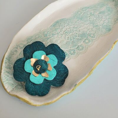 Maxi flower brooch in recycled and gold-lacquered leather in turquoise colors