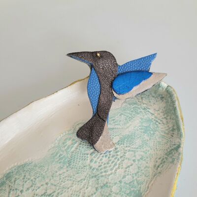 Graue und blaue Kolibri-Brosche aus recyceltem Leder und vergoldeter Öse