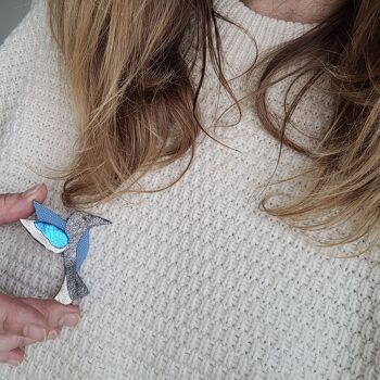 Broche colibri Gris et bleu en cuir recyclé et œil en plaqué or 2