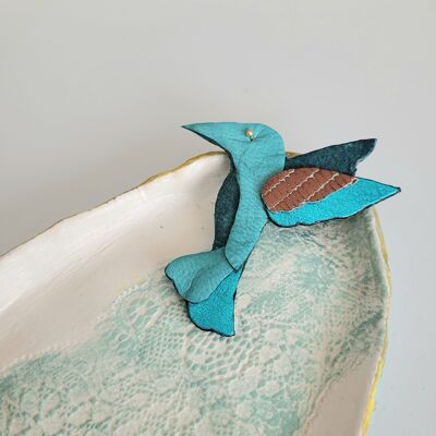 Broche colibrí en tonos turquesa en cuero reciclado y baño de oro