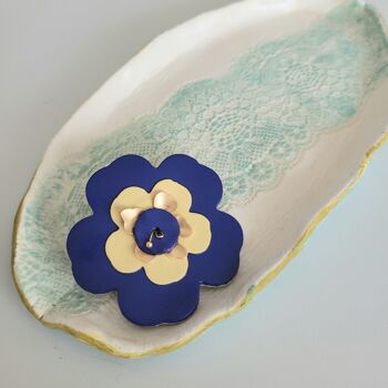 Broche maxi fleur bleu violacé en cuir recyclé et plaqué or 1