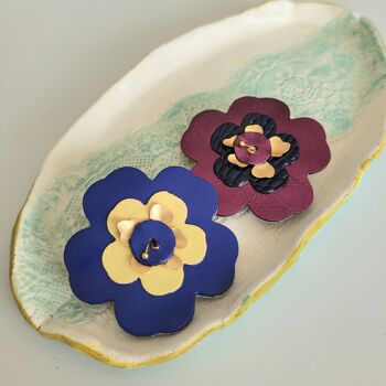 Broche maxi fleur bleu violacé en cuir recyclé et plaqué or 2