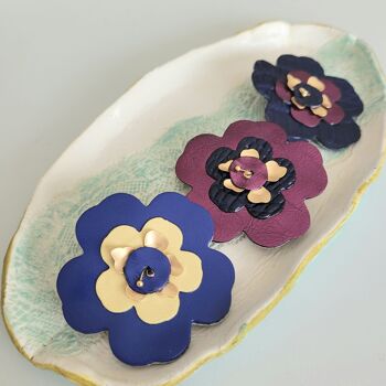 Broche maxi fleur bleu violacé en cuir recyclé et plaqué or 3