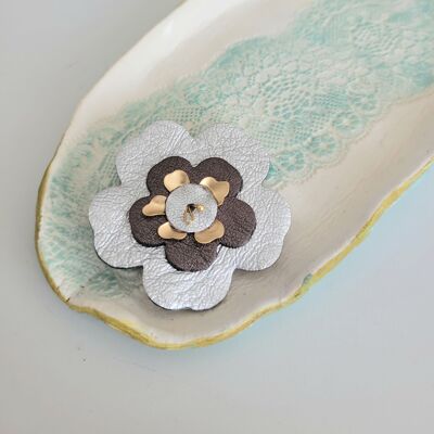 Maxi flower brooch in recycled leather and gold plated in silver and anthracite colors