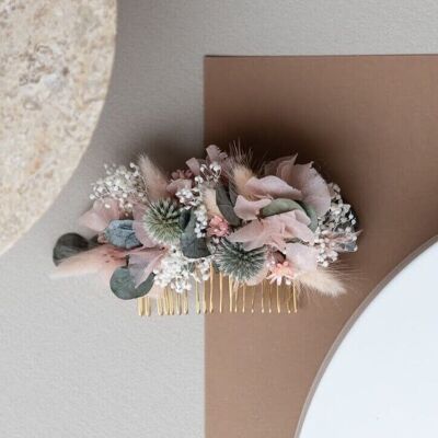 Magia de eucalipto: peineta con delicadas flores secas, entre ellas cardos y hortensias