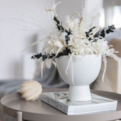 Centre de table élégant : décoration de table avec eucalyptus et précieuses fleurs séchées