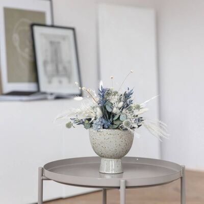 Élégance en bleu et blanc : composition de fleurs séchées aux accents d'eucalyptus