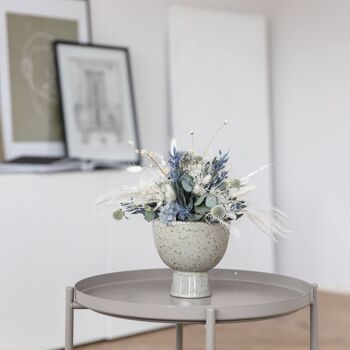 Élégance en bleu et blanc : composition de fleurs séchées aux accents d'eucalyptus 1
