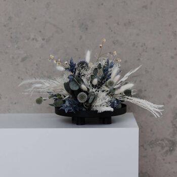 Élégance en bleu et blanc : composition de fleurs séchées aux accents d'eucalyptus 2