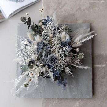 Élégance en bleu et blanc : composition de fleurs séchées aux accents d'eucalyptus 5