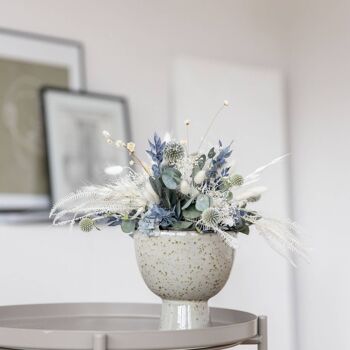 Élégance en bleu et blanc : composition de fleurs séchées aux accents d'eucalyptus 7